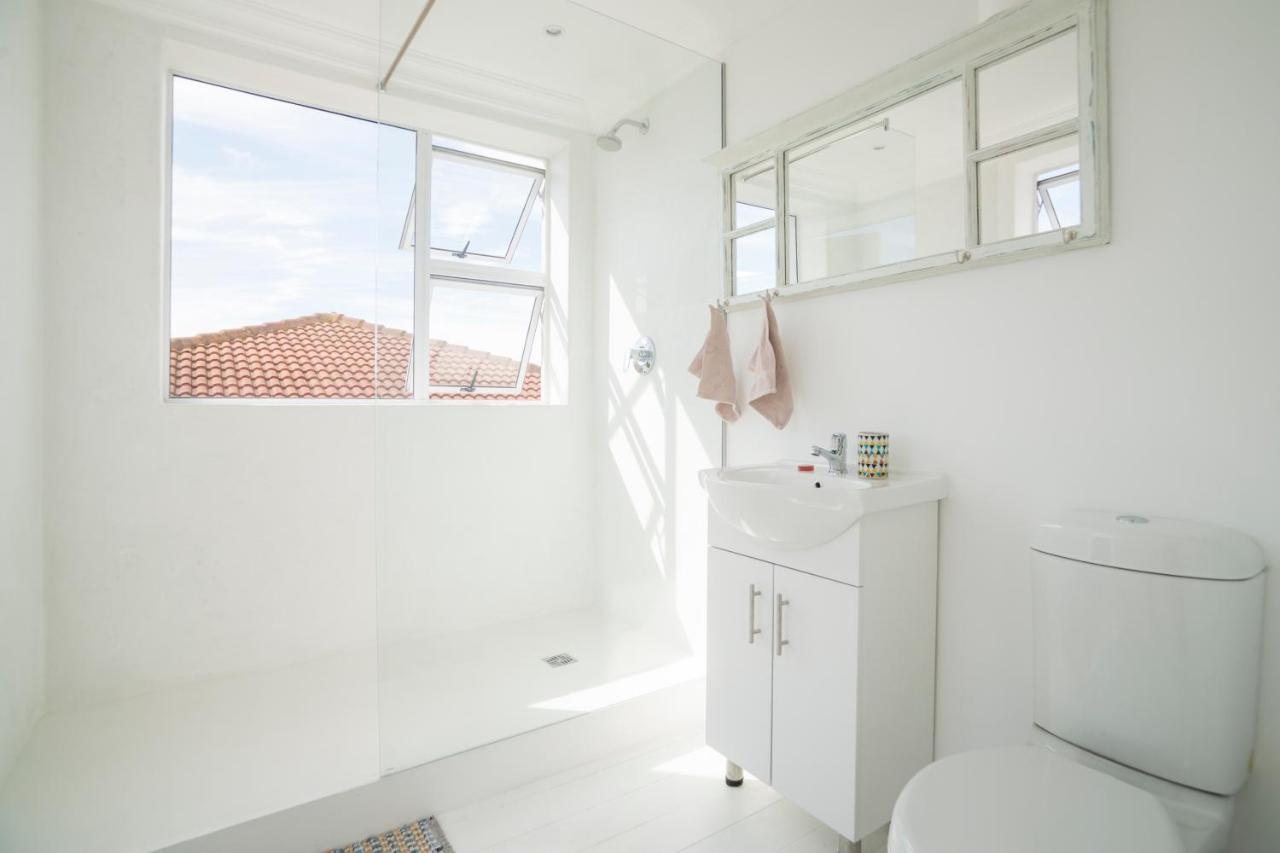 Sunset Beach Living Guesthouse Kapstaden Exteriör bild
