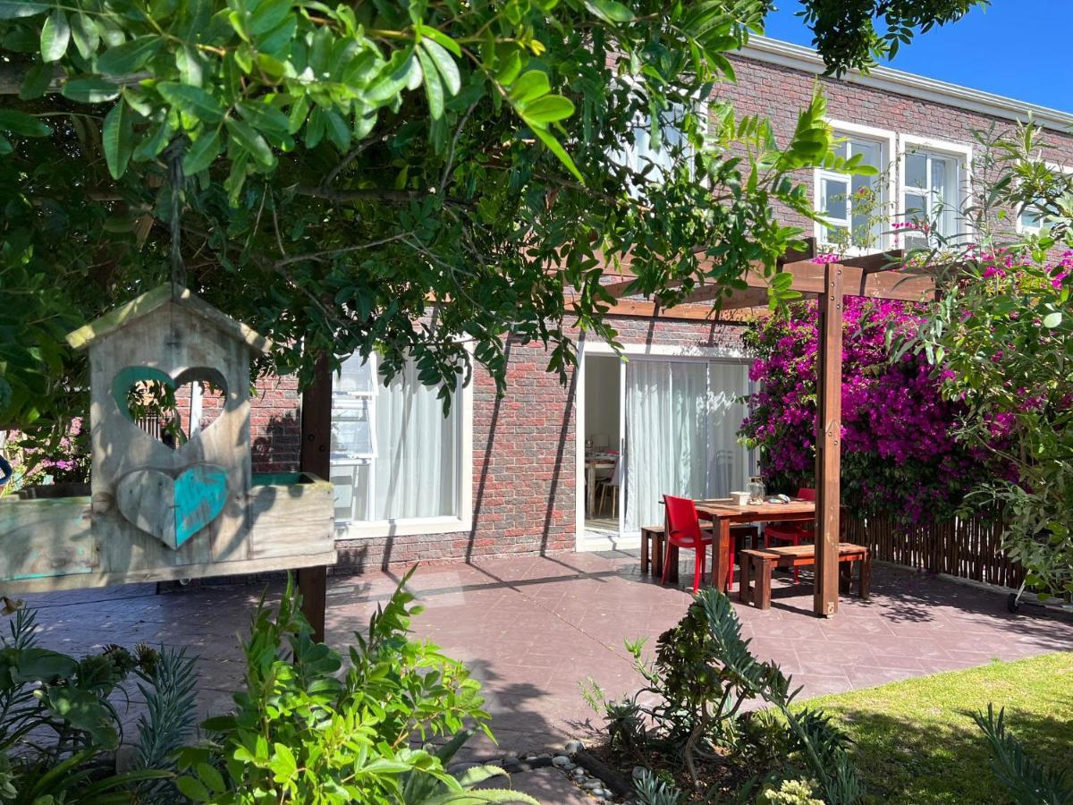 Sunset Beach Living Guesthouse Kapstaden Exteriör bild